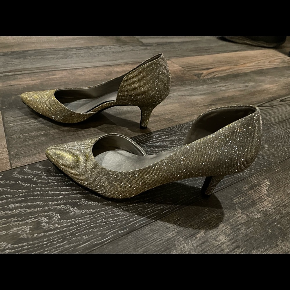 Chinese Laundry Women’s Champagne glitter heels.